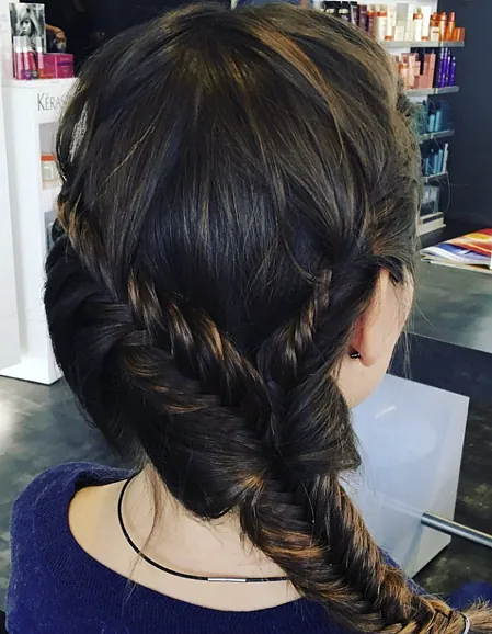 Braune Haare, geflochten.