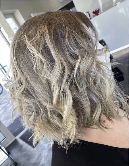 Blond-Silber Haare, gewellt.